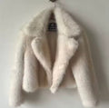 Manteau Court à Fourrure de Renard – Élégance & Confort