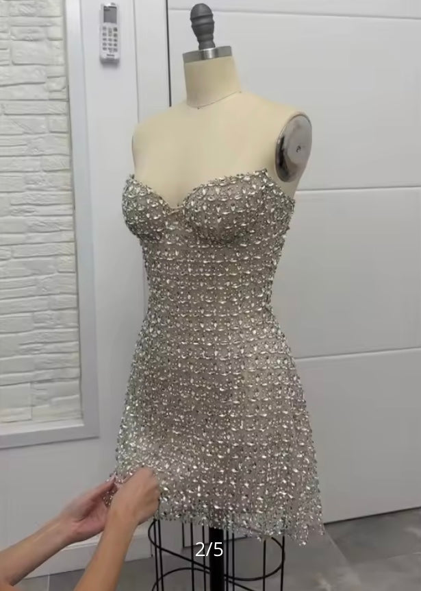 Robe de Bal Courte Blanche Sansa – Strass Brillants & Décolleté